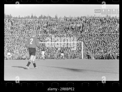 Actual 47-3-1960: The last quarter When Rosenborg was already cup champion for 1960 - but then it slipped away for them in the very last minutes of the match.  Photo: Knut Skarland / Ivar Aaserud / Nils Werenskiold / Aktuell / NTB ***PHOTO NOT IMAGE PROCESSED*** Stock Photo