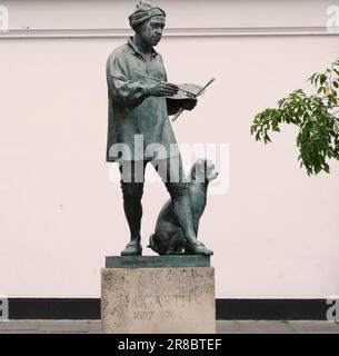 Statue of William Hogarth by Jim Mathieson, unveiled by Ian Hislop and David Hockney 23 October 2001 on the Chiswick High Road Stock Photo