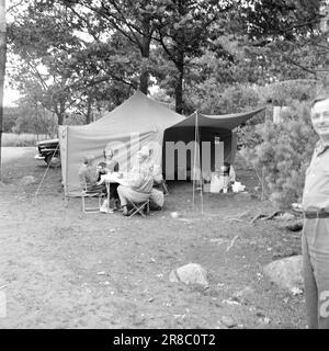 Mesa y sillas plegables para camping, 1958 Fotografía de stock - Alamy