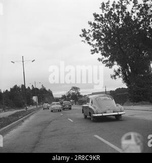 Current 30-5-1960: The speeding death grins behind the wheel. Huge car colossuses, like locomotives, race through the densely populated areas along the roads. The traffic police are constantly on the lookout and monitors heavy transport with radar.  Photo: Ivar Aaserud / Aktuell / NTB ***PHOTO NOT IMAGE PROCESSED*** Stock Photo