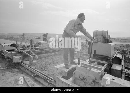 Current 27-10-1960: The river is moved for the planes to arrive. A NATO grant of 40 million for the development of Værnes Airport in Stjørdal.Photo Sverre A. Børretzen: Aktuell / NTB ***Photo not image processed*** Stock Photo