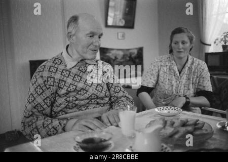 Current 51-3-1960: As the day, so the strength Johanna Hildenes in Nordfjordeid looks after an invalid husband and five children. At the same time, she runs a small farm with new cuttings and a fur farm.  Photo: Ivar Aaserud / Aktuell / NTB ***PHOTO NOT IMAGE PROCESSED*** Stock Photo