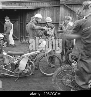 Current 26-2-1960: Our new speed king The world's best motorcyclists only see the rear wheel of Åge Hansen, our new king of speed.  Photo: Ivar Aaserud / Aktuell / NTB ***PHOTO NOT IMAGE PROCESSED*** Stock Photo