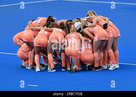 London, UK. 20th June, 2023. Netherlands team huddle at the beginning of the FIH Pro League 2022/23 match between Netherlands Women and USA Women at the Lee Valley Hockey & Tennis Centr, London, England on 20 June 2023. Photo by Phil Hutchinson. Editorial use only, license required for commercial use. No use in betting, games or a single club/league/player publications. Credit: UK Sports Pics Ltd/Alamy Live News Stock Photo