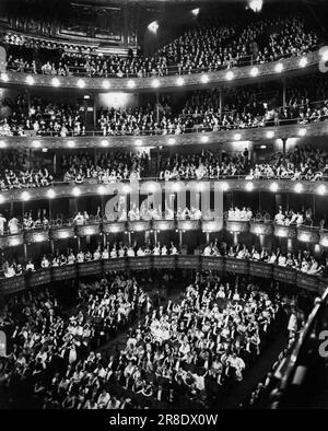 New York, New York:  November 29, 1937 The diamond horseshoe of the Metropolitan Opera House on opening night of the 53rd season with Wagner's 'Tristan und Isolde'. Stock Photo