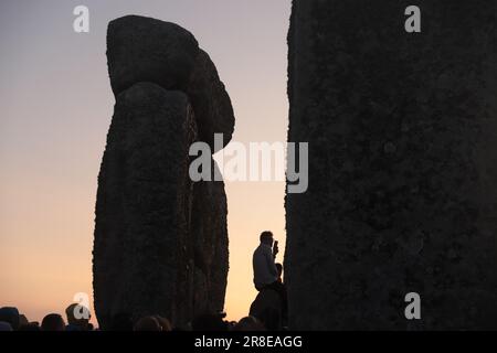 Salisbury, Britain. 21th June, 2023. People gather in Stonehenge to watch the sunrise and celebrate the Summer Solstice. Marta Montana Gomez/Alamy Live News Stock Photo