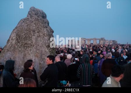 Salisbury, UK. 21st June, 2023. People gather at the ancient stone circle Stonehenge waiting for the sunrise to celebrate the Summer Solstice, the longest day of the year. (Photo by Joao Daniel Pereira/Sipa USA) Credit: Sipa USA/Alamy Live News Stock Photo