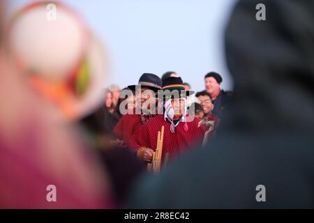 Salisbury, Britain. 21th June, 2023. People gather to celebrate the Summer Solstice in Stonehenge. Laura Gaggero/Alamy Live News Stock Photo