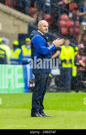 Glasgow, UK. 20th June, 2023. Steve Clarke the head coach of Scotland applauds during a minutes applause for Gordon McQueen during the UEFA EURO 2024 Quaiifying Scotland V Georgia at Hampden Park Stadium on Tuesday 20 June 2023 (Photo by Alan Rennie /SportPix/Sipa USA) Credit: Sipa USA/Alamy Live News Stock Photo