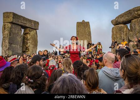 Salisbury, Uk . 21st June, 2023. Druids and revellers joined a colourful mix of visitors to mark the longest day of the year at Stonehenge near Salisbury, Wiltshire. at sunrise on the longest day June 21st 2023. Thousands gathered the famous historic stone circle, to celebrate the sunrise on the Summer Solstice the longest day of the year. On the solstice, the sun rises behind the entrance to the stone circle, and rays of light are channelled into the centre of the monument Credit: David Betteridge/Alamy Live News Stock Photo