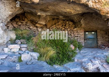 Cementerio de Chullpas / Cueva de las Momias: Cave with mummies near Coqueza, a village at the edge of the famous salt flats Salar de Uyuni in Bolivia Stock Photo