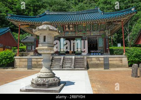 Sokcho, South Korea - June 17, 2023: Seoraksan Sinheungsa Temple is a Buddhist temple located in Sokcho, South Korea. Stock Photo