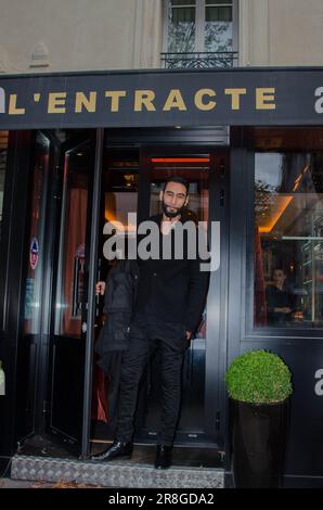 La Fouine le rappeur et chanteur franco-marocain a été appercu  à la sortie d'un restaurant, avenue Montaigne  à Paris 75008, le 8 octobre 2015. Stock Photo