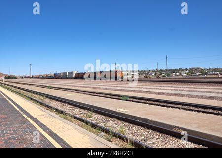 Barstow, California, USA. 20th June, 2018. BNSF freight train at the rail yeard in Barstow. (Credit Image: © Ian L. Sitren/ZUMA Press Wire) EDITORIAL USAGE ONLY! Not for Commercial USAGE! Stock Photo