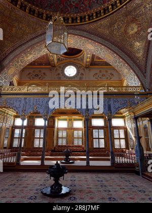 Imperial Hall, Throne Room, The Harem, Topkapi Palace, Fatih district, Istanbul, Turkey. Elaborate Golden room with seating area and throne right. Stock Photo