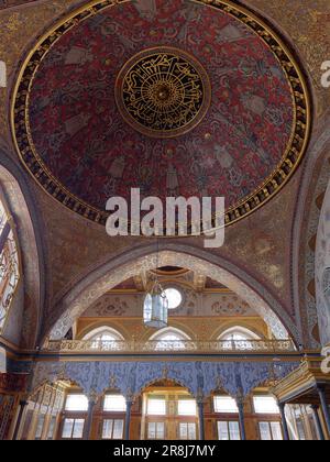 Roof of the Imperial Hall, Throne Room, The Harem, Topkapi Palace, Fatih district, Istanbul, Turkey. Golden elaborate room Stock Photo