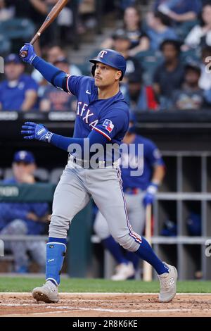 CHICAGO, IL - JUNE 11: Texas Rangers first baseman Nathaniel Lowe