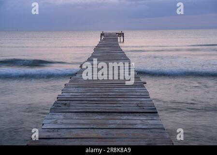 Muelle En Playa De Islas De La Bahia Roatan Stock Photo - Alamy