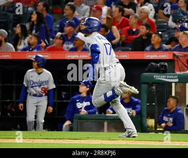 Miguel Vargas of the Los Angeles Dodgers reacts to the ball off the  Nieuwsfoto's - Getty Images