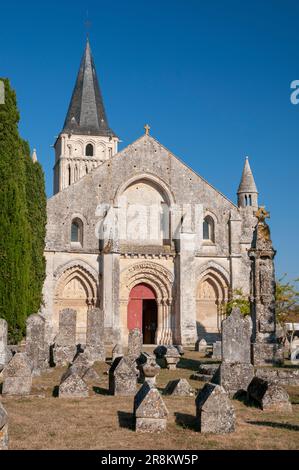 Cemetery and main entrance of Saint Pierre d’Aulnay church (12th century), Aulnay de Saintonge, Charente-Maritime (17), France. Stock Photo