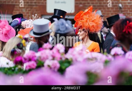 Racegoers arrive for day three of Royal Ascot at Ascot Racecourse, Berkshire. Picture date: Thursday June 22, 2023. Stock Photo