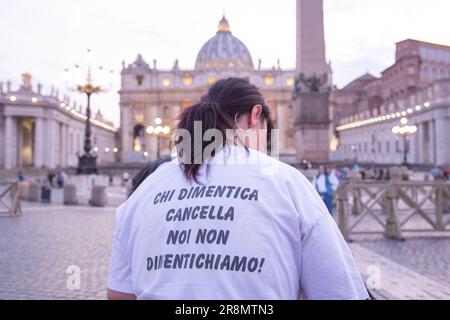 Rome, RM, Italy. 22nd June, 2023. Torchlight procession in memory of Emanuela Orlandi in St Peter's Square in Rome, on 22 June 2018 (Credit Image: © Matteo Nardone/Pacific Press via ZUMA Press Wire) EDITORIAL USAGE ONLY! Not for Commercial USAGE! Stock Photo