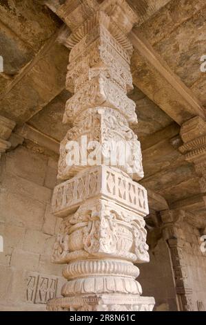 Columns decorated with Hindu motifs, Quwwat-al-Islam Mosque, Qutb Complex, Mehrauli, Delhi, India Stock Photo