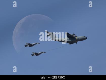 A400m Atlas Refuelling 2 x F-18 Hornet Fighter Jets Stock Photo