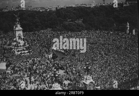 VJ-Day At The Palace -- The amazing scene from the roof of Buckingham Palace showing the huge crowd gathered to greet the Royal family as they appeared on the balcony. August 15, 1945. (Photo by Topical Press). Stock Photo