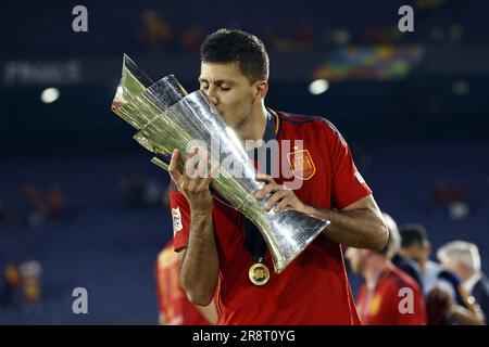 ROTTERDAM - Rodrigo Hernandez of Spain Rodri of Spain kisses the Nations League trophy during the UEFA Nations League final match between Croatia and Spain at Feyenoord Stadion de Kuip on June 18, 2023 in Rotterdam, Netherlands. AP | Dutch Height | MAURICE OF STONE Stock Photo