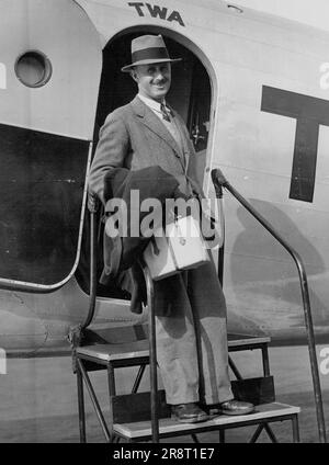 Pacific Flier Visits New York - Capt. P.G. Taylor, co-pilot to Sir Charles Kingsford-Smith in his recent Australia to California flight, is shown leaving a trans-Continental plane at Newark airport, Nov. 7 for a brief visit to New York. November 07, 1934. (Photo by Associated Press Photo). Stock Photo