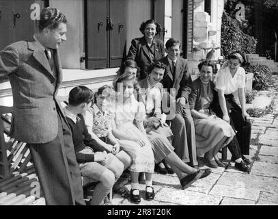 The Duchess of Kent On Holiday In France - This photo, made April 15 on the terrace of the villa Malbosc at Grasse, France, where the Duchess of Kent is holidaying with her children, shows, left to right: Prince Raymond Della Torre Taxis; Prince Michael, younger brother of the Duke of Kent; Prince Georges Andre Radzivil, Son of Princess Eugenie of Greece; Princess Tatiana Radzivil, Daughter of Princess Eugene of Greece; Princess Alexandra, Daughter of the Duchess of Kent; The Duchess of Kent, Edward, Duke of Kent; Princess Olga of Yugoslavia; Princess Olga of Greece, sister of the Duchess… Stock Photo