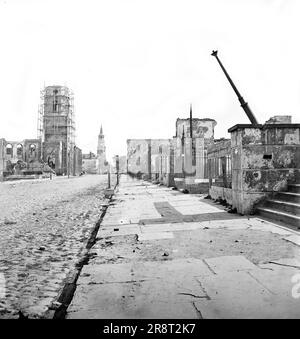 Meeting Street, looking south, showing St. Michael's Church, the Mills house and ruins of Circular Church, Charleston, South Carolina, USA, 1865 Stock Photo