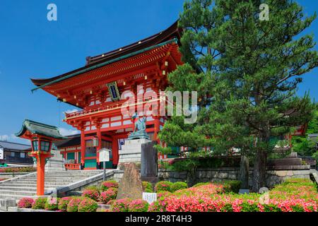 Tower gate of Fushimi Inari-taisha Shrine Stock Photo - Alamy