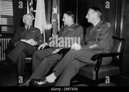 (L to R) General J. Lawton Collins, chief of Staff, US Army Lt. Gen. Maxwell D. Taylor, Newly Appointed on Eight U S Army and General Mark W. Clark, Cincfe, confer during Meeting held in General Clark's office at Joint *****, Pershing heights, Tokyo, Japan Following Lt. Gen. Taylor's arrival in Tokyo While Enroute to Lore to Assume his New duties. January 29, 1953. (Photo by US Army Photo). Stock Photo