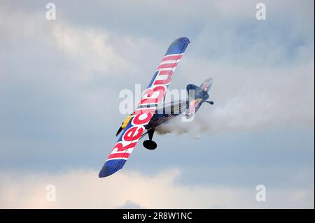 Łukasz Czepiela (Zivko Edge 540),LUKASZ CZEPIELA LANDS A PLANE ON TOP OF BURJ AL ARAB | WORLD CHAMPION PILOT Stock Photo