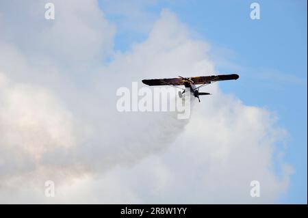 Łukasz Czepiela (Zivko Edge 540),LUKASZ CZEPIELA LANDS A PLANE ON TOP OF BURJ AL ARAB | WORLD CHAMPION PILOT Stock Photo