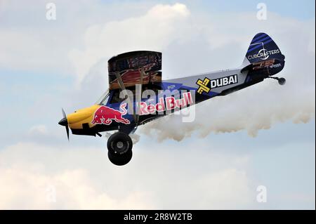 Łukasz Czepiela (Zivko Edge 540),LUKASZ CZEPIELA LANDS A PLANE ON TOP OF BURJ AL ARAB | WORLD CHAMPION PILOT Stock Photo