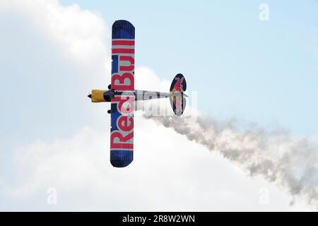 Łukasz Czepiela (Zivko Edge 540),LUKASZ CZEPIELA LANDS A PLANE ON TOP OF BURJ AL ARAB | WORLD CHAMPION PILOT Stock Photo