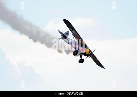 Łukasz Czepiela (Zivko Edge 540),LUKASZ CZEPIELA LANDS A PLANE ON TOP OF BURJ AL ARAB | WORLD CHAMPION PILOT Stock Photo