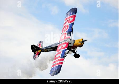 Łukasz Czepiela (Zivko Edge 540),LUKASZ CZEPIELA LANDS A PLANE ON TOP OF BURJ AL ARAB | WORLD CHAMPION PILOT Stock Photo