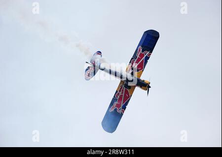 Łukasz Czepiela (Zivko Edge 540),LUKASZ CZEPIELA LANDS A PLANE ON TOP OF BURJ AL ARAB | WORLD CHAMPION PILOT Stock Photo