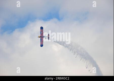 Łukasz Czepiela (Zivko Edge 540),LUKASZ CZEPIELA LANDS A PLANE ON TOP OF BURJ AL ARAB | WORLD CHAMPION PILOT Stock Photo