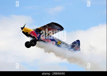 Łukasz Czepiela (Zivko Edge 540),LUKASZ CZEPIELA LANDS A PLANE ON TOP OF BURJ AL ARAB | WORLD CHAMPION PILOT Stock Photo