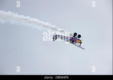 Łukasz Czepiela (Zivko Edge 540),LUKASZ CZEPIELA LANDS A PLANE ON TOP OF BURJ AL ARAB | WORLD CHAMPION PILOT Stock Photo