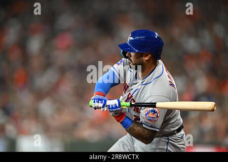 New York Mets' Omar Narvaez gesturwes after hitting a double against ...