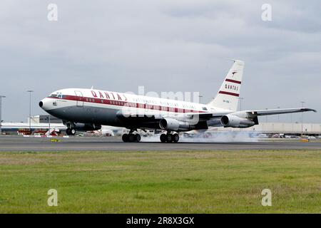 The first Qantas jet, a Boeing 707 from 1959, returns to Australia in original livery paintwork following restoration in Southend, London, by current and retired Qantas engineers. Sydney (Kingsford Smith) Airport, Australia. 16.12.06. Stock Photo