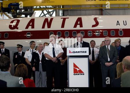 The Qantas staff and crew who restored the first Qantas jet, a Boeing 707 from 1959, for its return to Australia in original livery paintwork following restoration in Southend, London. Sydney (Kingsford Smith) Airport, Australia. 16.12.06. Stock Photo