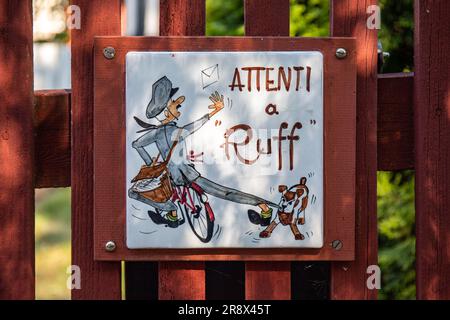 Attenti a 'ruff'. Funny beware of dog sign on picket fence. Stock Photo