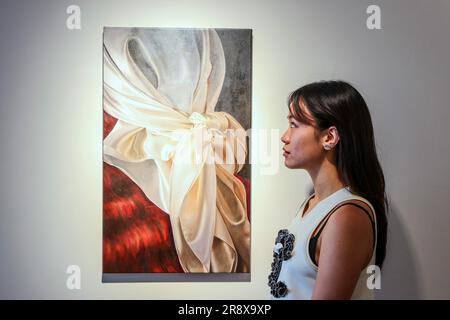 London, UK. 23rd June, 2023. Florence Reekie, Over your Head, 2022, Oil on Canvas. A new exhibition inspired by John Everett Millais' painting 'The Bridesmaid' (1851) titled, 'The Angel in the House' opens at STUDIO WEST, a gallery in Notting Hill, London. Featuring the work of seven emerging UK-based female painters: The exhibition runs until 20th July 2023. Credit: Paul Quezada-Neiman/Alamy Live News Stock Photo